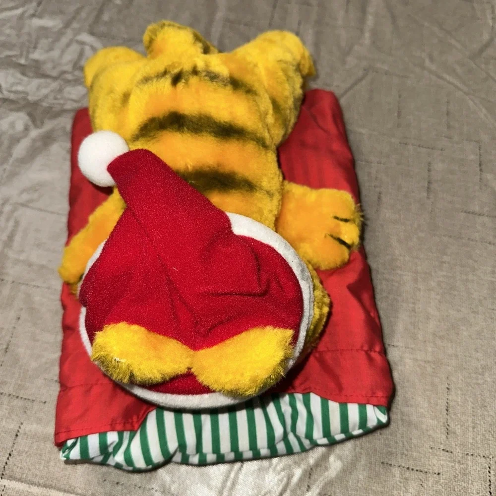 Dakin Fun Farm Christmas Garfield 1981 Plush Nap Time on Pillow Sleigh